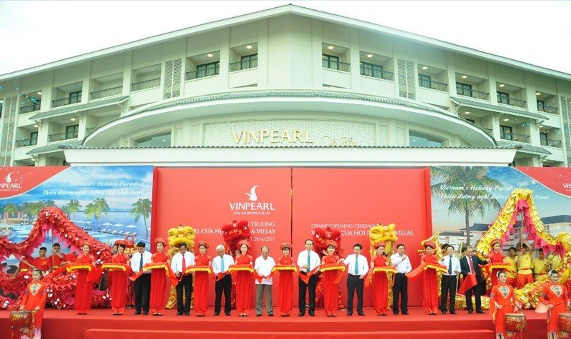 Chủ tịch nước Trần Đại Quang và các đại biểu cắt băng khánh thành Vinpearl Cửa Hội Resort & Villas tại Cửa Hội, TX. Cửa Lò